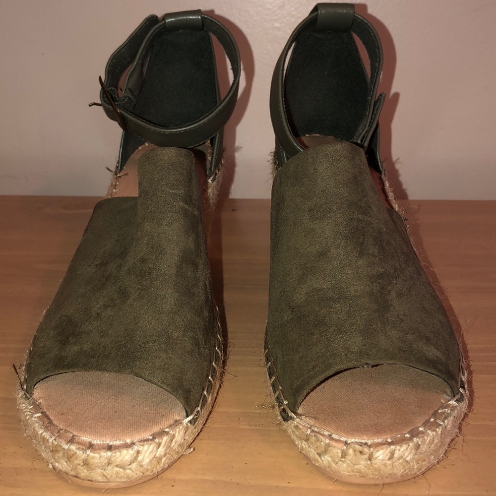 Gap Dark Green Faux Suede Wedges 💚